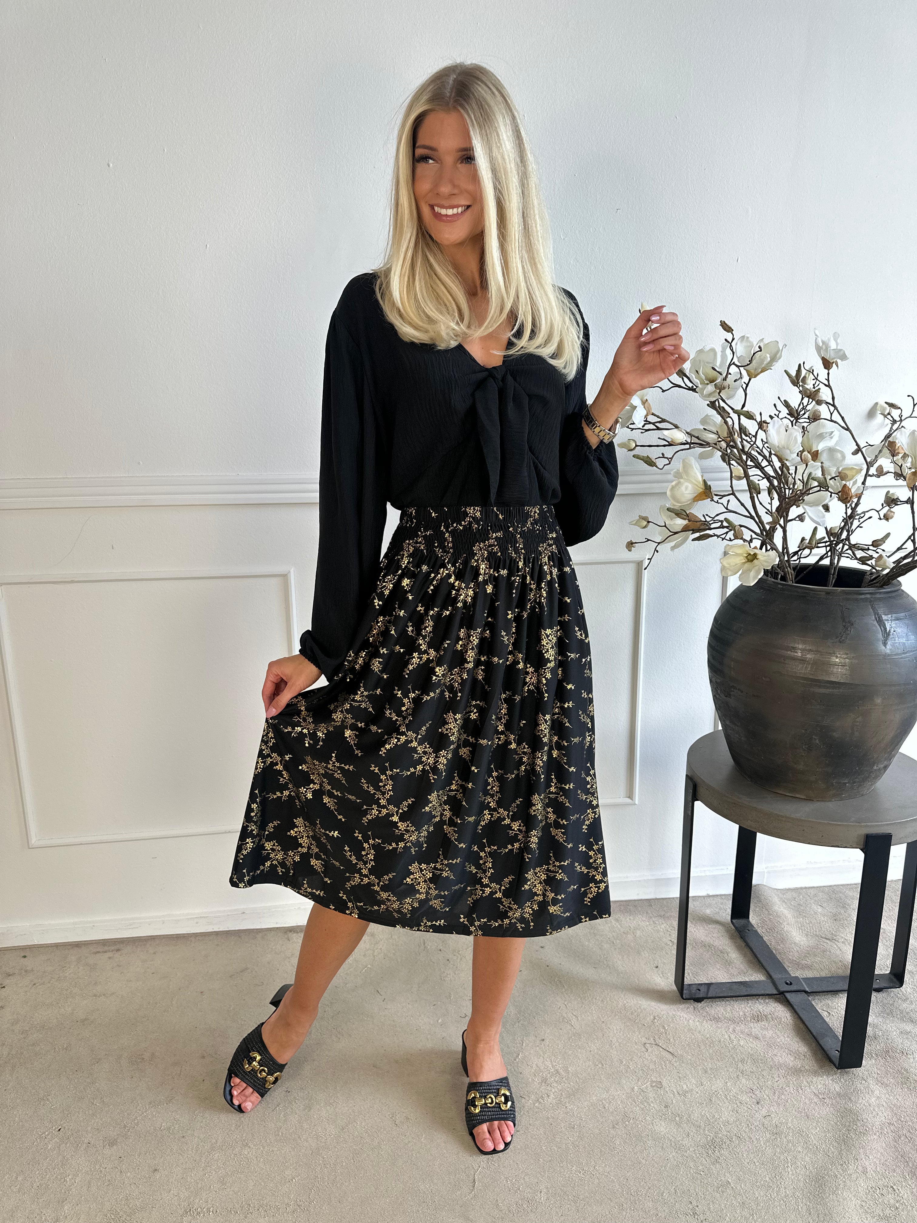 Pams Gold Midi Skirt - Kjol i stretchigt material med fickor